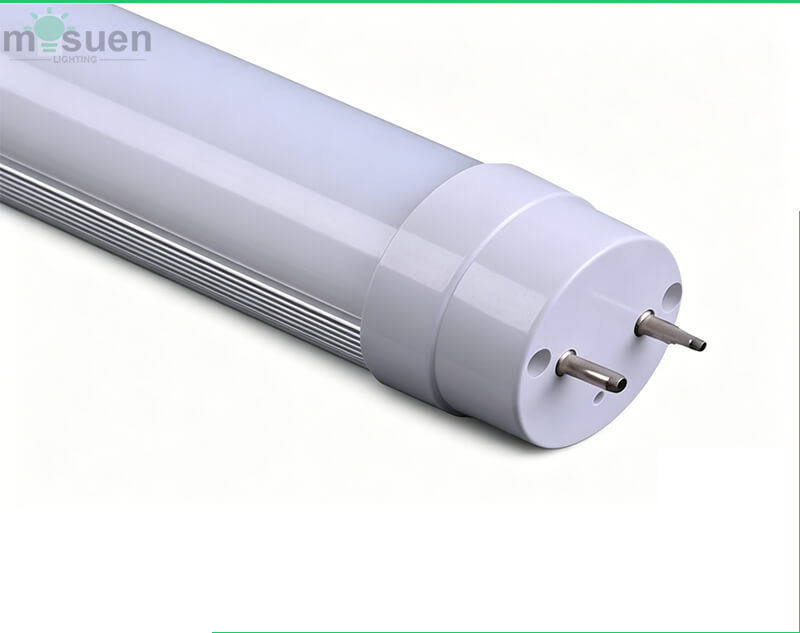 Tubo LED T8 120cm 18W base G13 instalado en escenario de oficina, iluminación uniforme