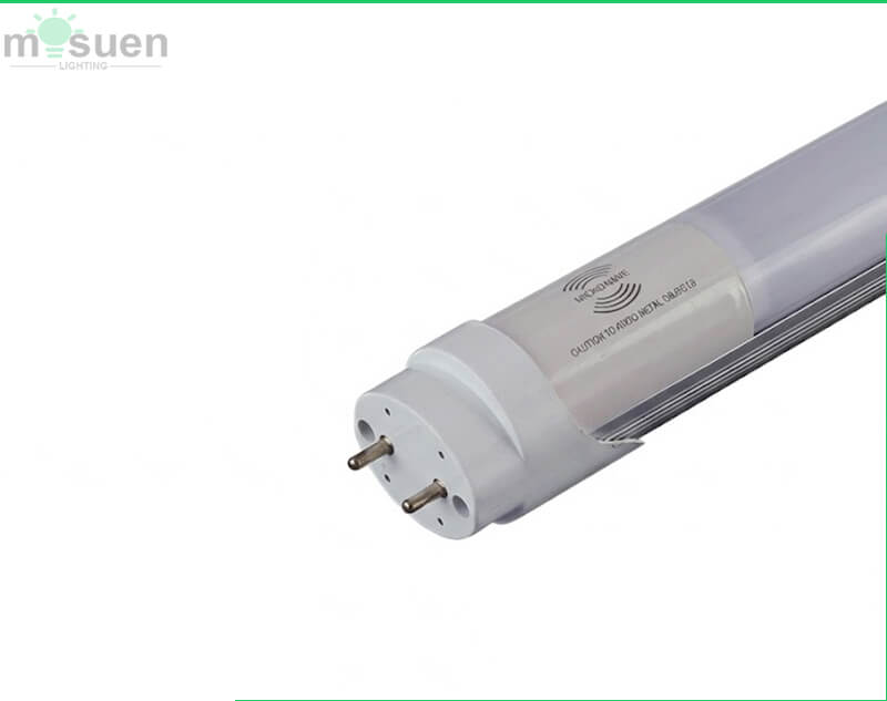 Detalle de casquillo G13 en tubo LED T8 con sensor de microondas